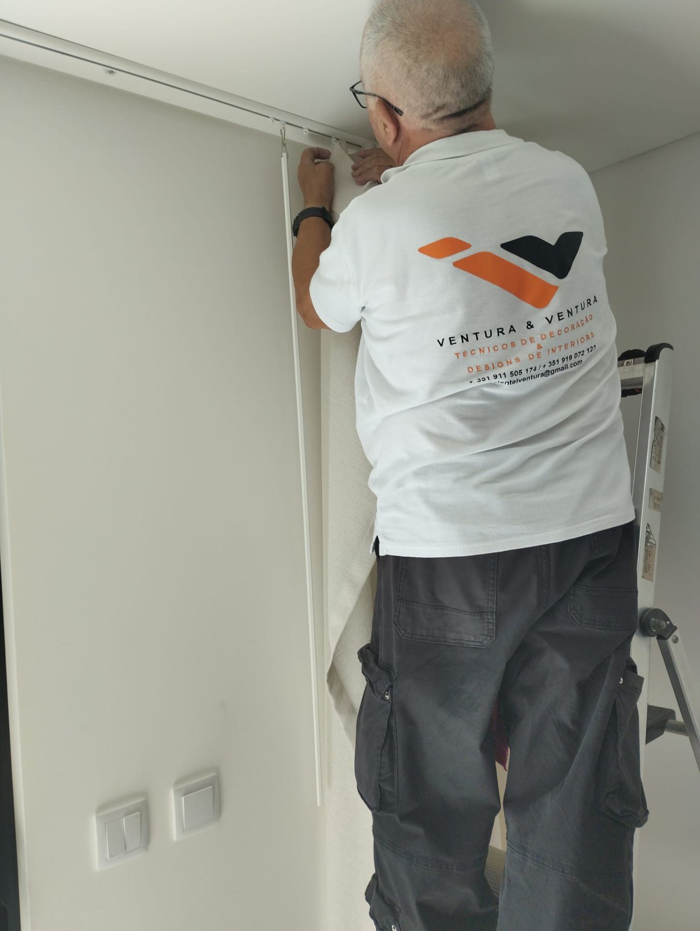 Equipa Ventura & Ventura em instalação de cortinados