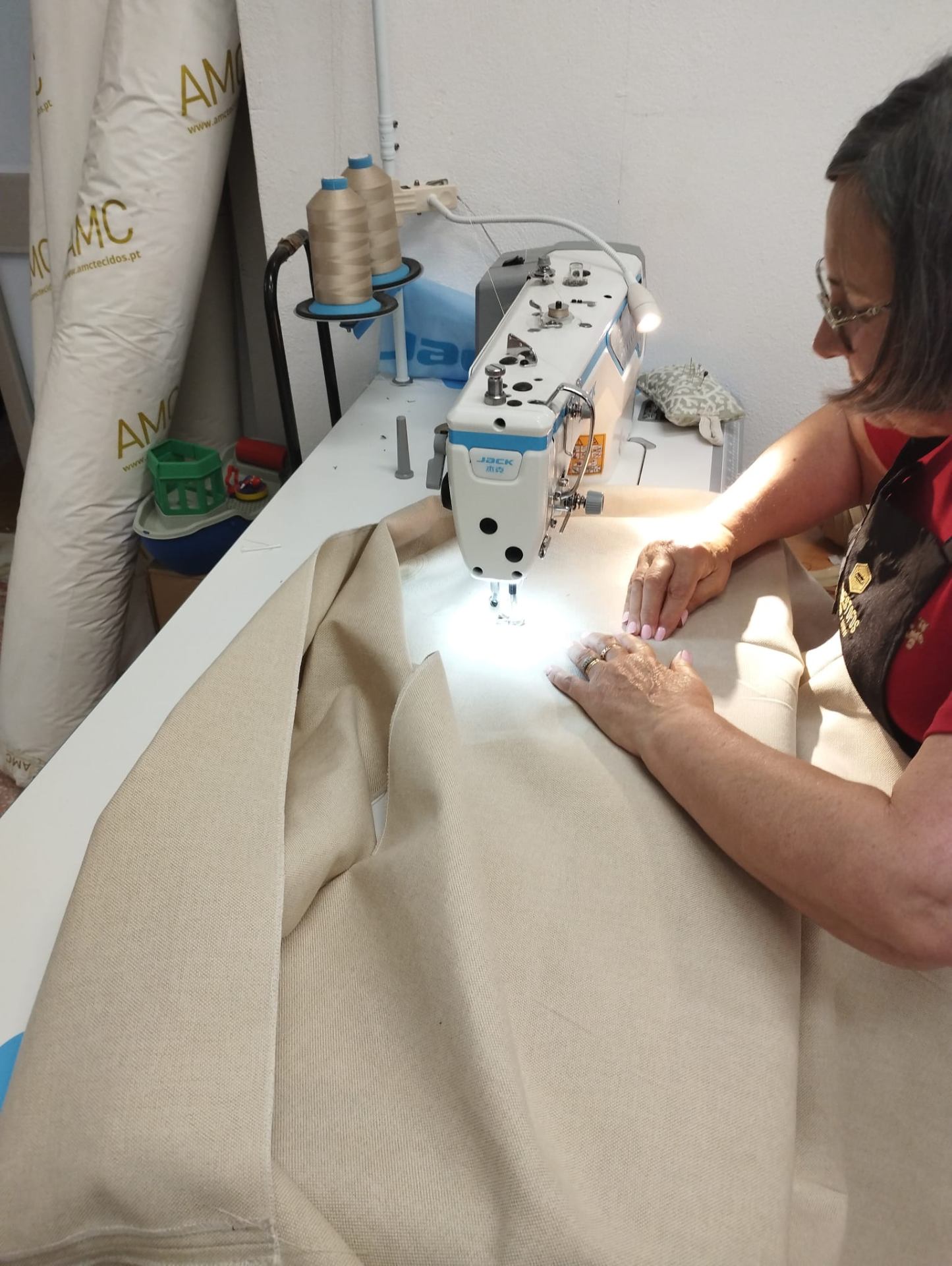 Confeção de cortinados no atelier Ventura & Ventura